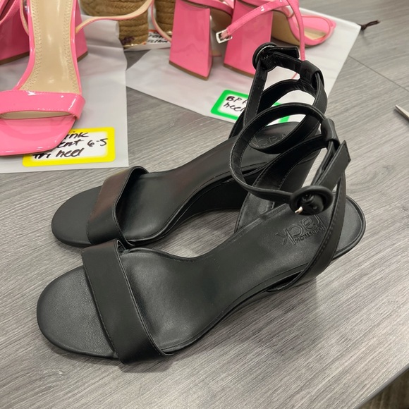 NORDSTROM RACK Comfortable Black Open Toe Block Heel Sandal - size 6.5 - Picture 2 of 4